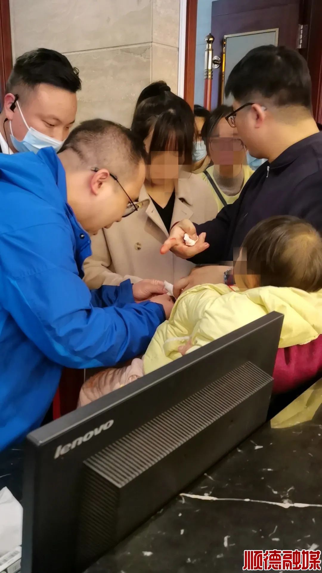 暖心！佛山医生旅途中救治受伤女童